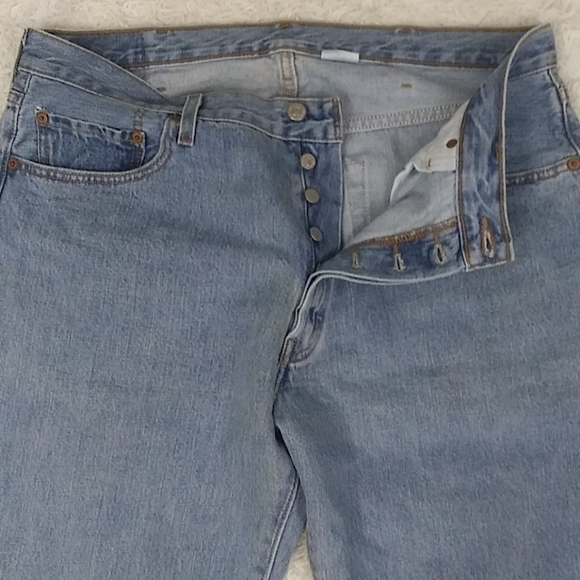 Levi's 501 Blue Light Wash Five Pocket Button Fly Mid Rise Straight Leg Jean - Picture 5 of 10